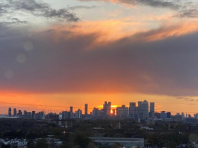 2 Bed Penthouse-Riverside View in East London